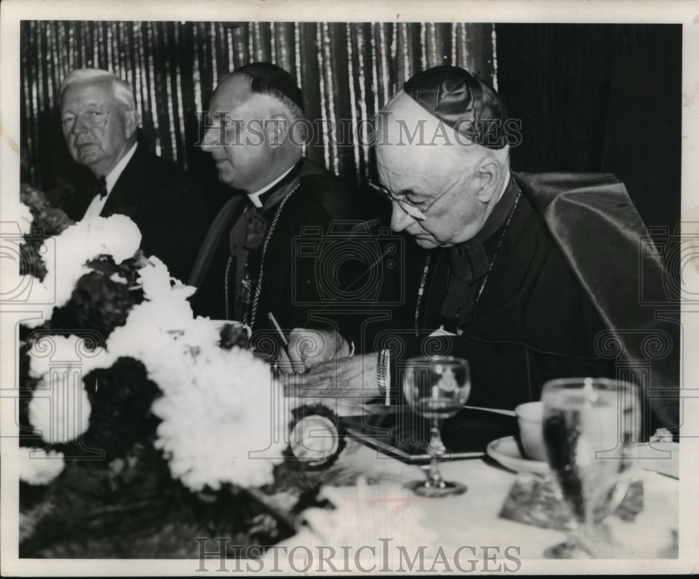 1970 Press Photo Samuel Cardinal Stritch writing a note during a lull at meeting- Historic Images