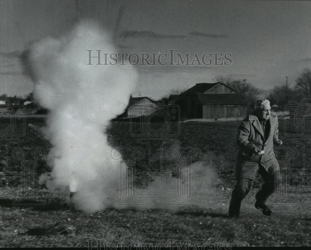 1961 Press Photo Leslie Palmer Director of Waukesha County Civil Defense- Historic Images