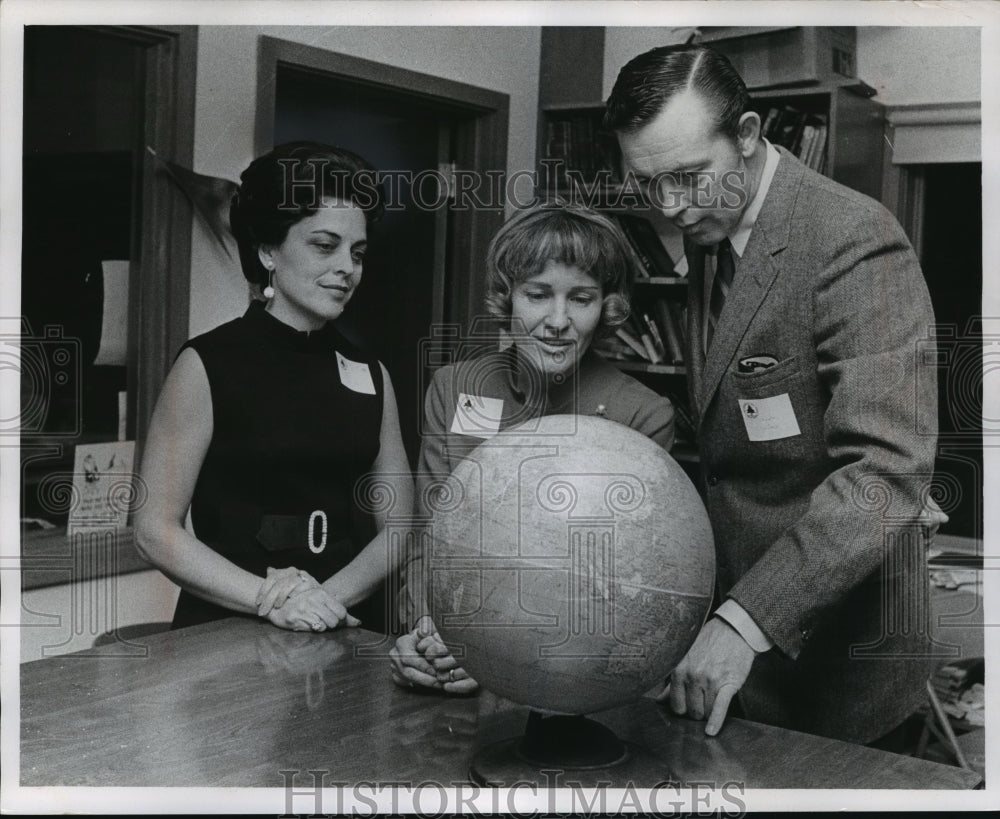 1969 Press Photo Charles Clarke, Mrs. Philip Thornton &amp; Mrs. Clarke at ULS party- Historic Images