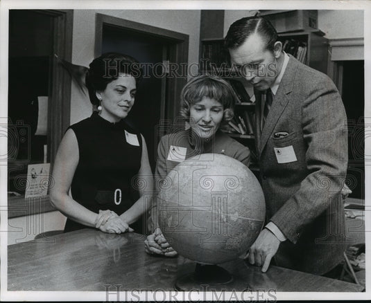 1969 Press Photo Charles Clarke, Mrs. Philip Thornton & Mrs. Clarke at ULS party- Historic Images
