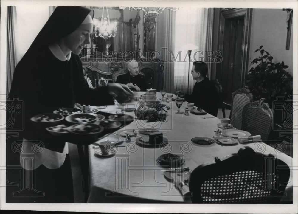 1965 Press Photo Sister Margaret Marie serves lunch- Historic Images