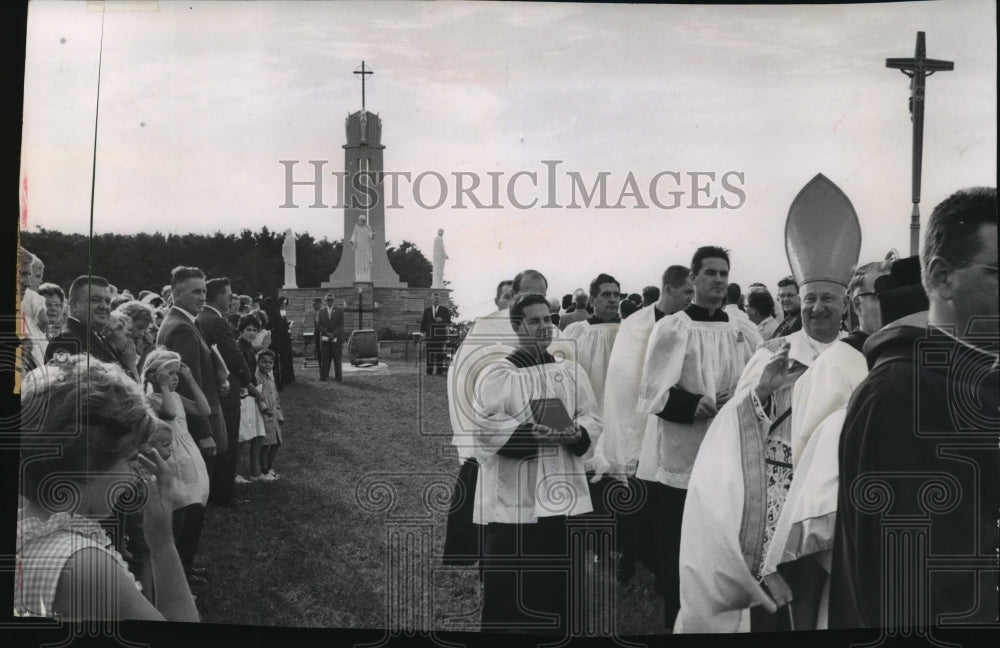 1964 Press Photo Archbishop William E. Cousins blessed the crowd in cemetery