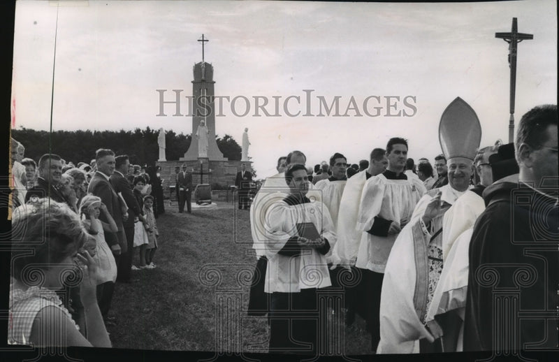 Load image into Gallery viewer, 1964 Press Photo Archbishop William E. Cousins blessed the crowd in cemetery
