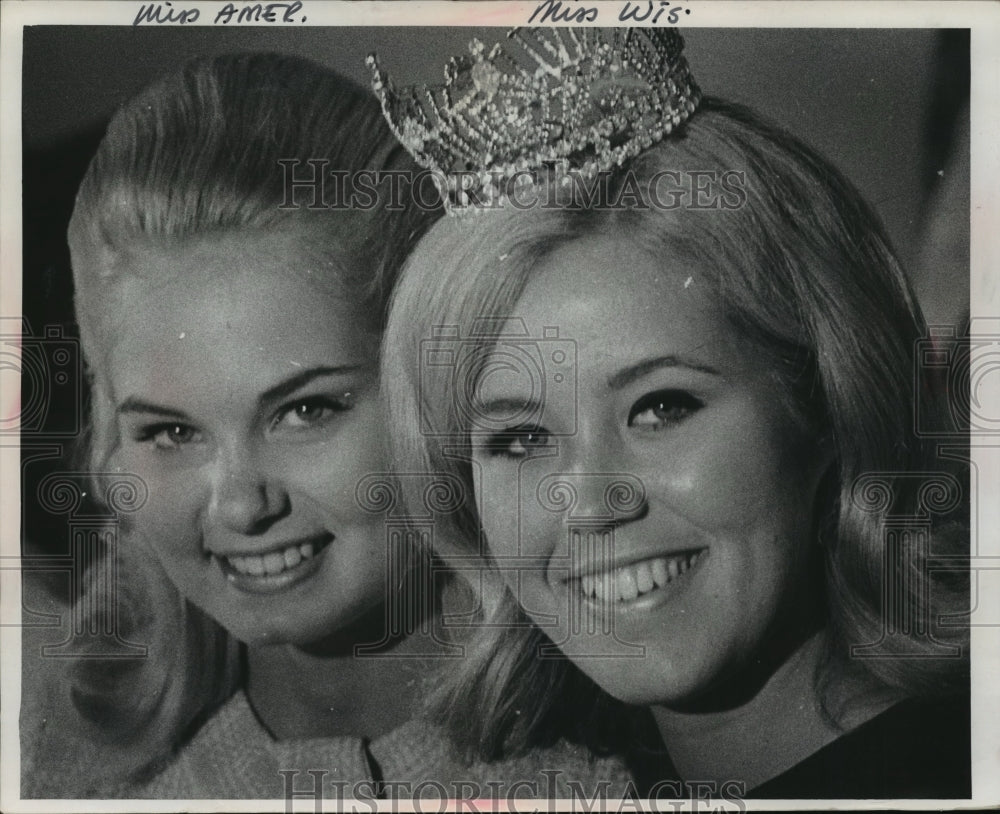 1969 Press Photo Miss Judith Ann Ford and Cynthia Anne Morgan pose together- Historic Images