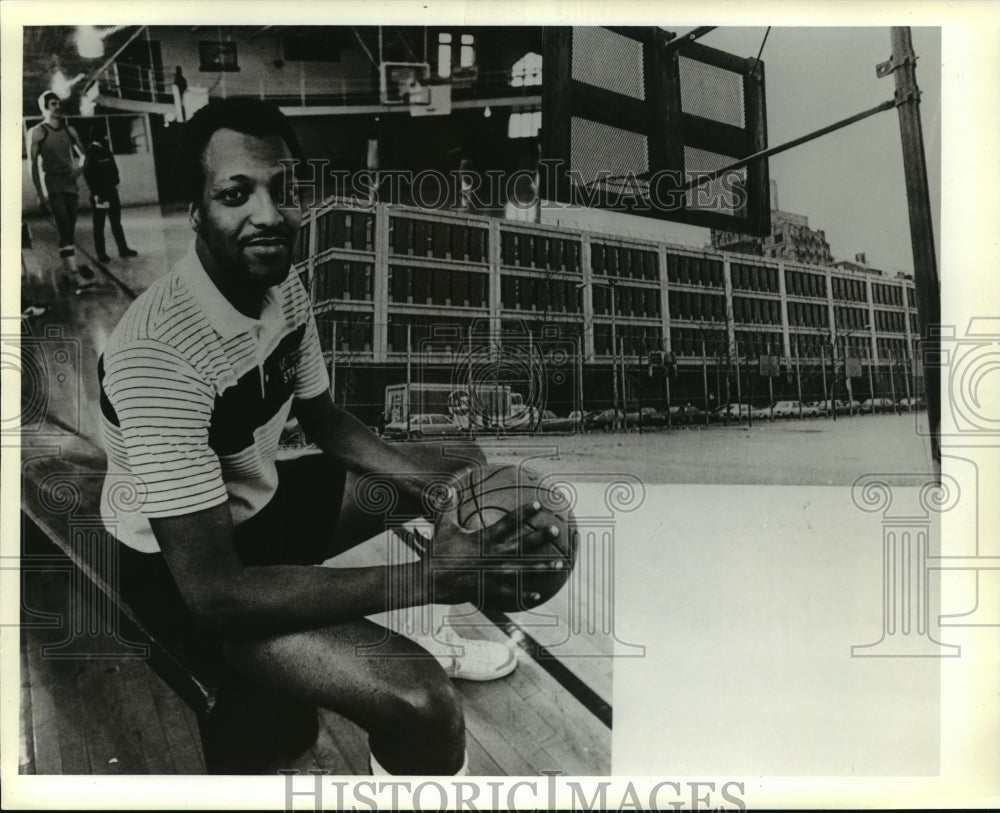 1982 Press Photo Assistant Marquette Coach Ric Cobb on a playground in New York- Historic Images