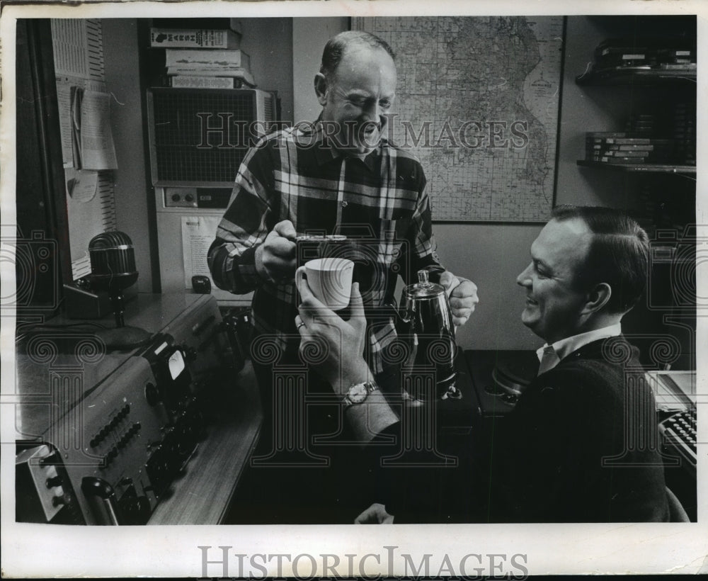 1968 Press Photo Tom Collins &amp; Pete Wood of WEMP&#39;s &quot;Coffee Club&quot;- Historic Images