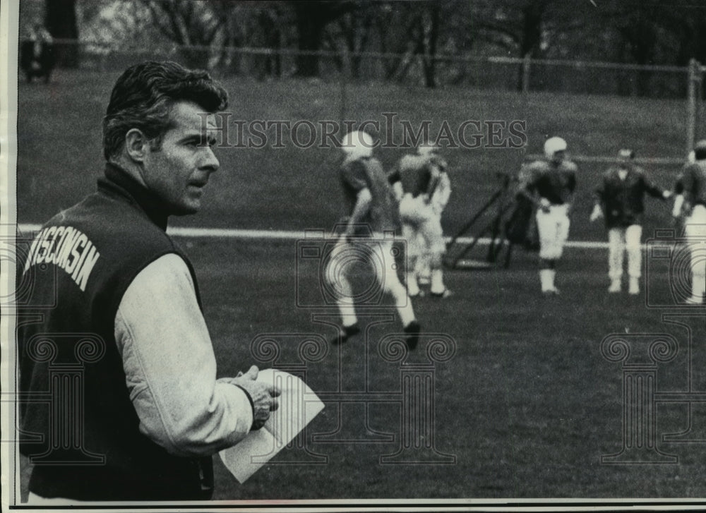 1969 Press Photo Wisconsin Football John Coatta &amp; Badgers Team Members- Historic Images