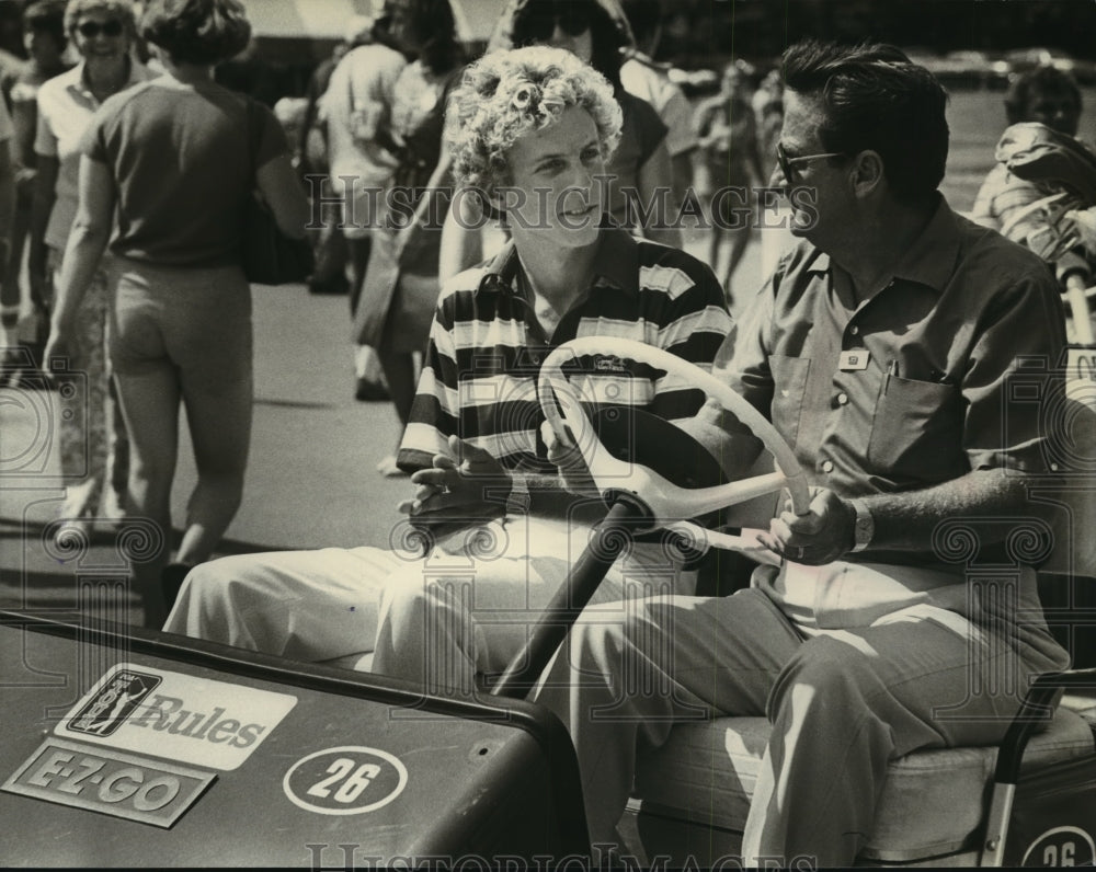 1981 Press Photo Bobby Clampett talks to PGA official about disqualification- Historic Images