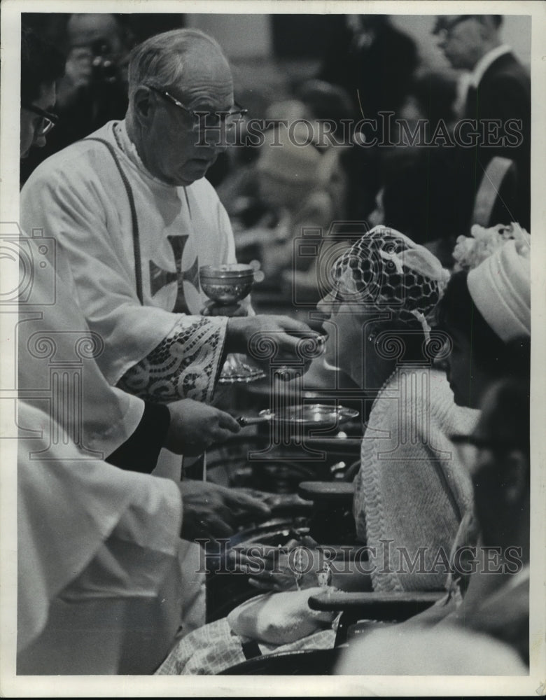 1967 Press Photo Archbishop William Cousins in St. John Cathedral in Milwaukee- Historic Images