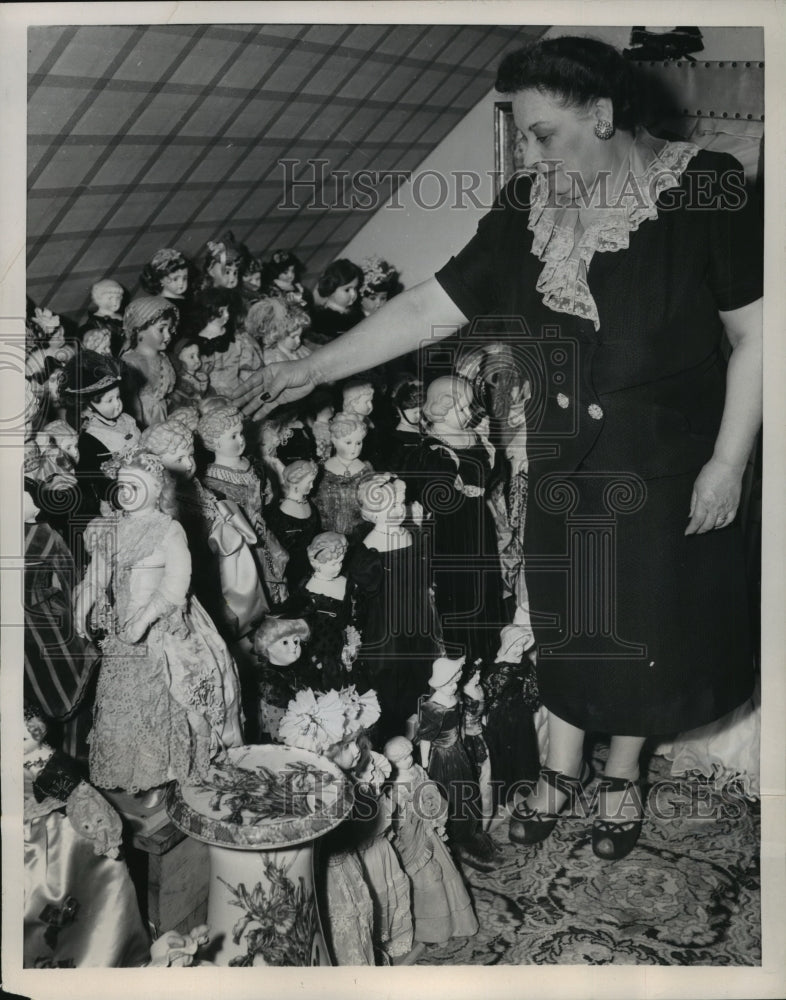 1953 Press Photo Mrs. Ruth Schron &amp; Her Doll Collection in Cleveland, Ohio- Historic Images