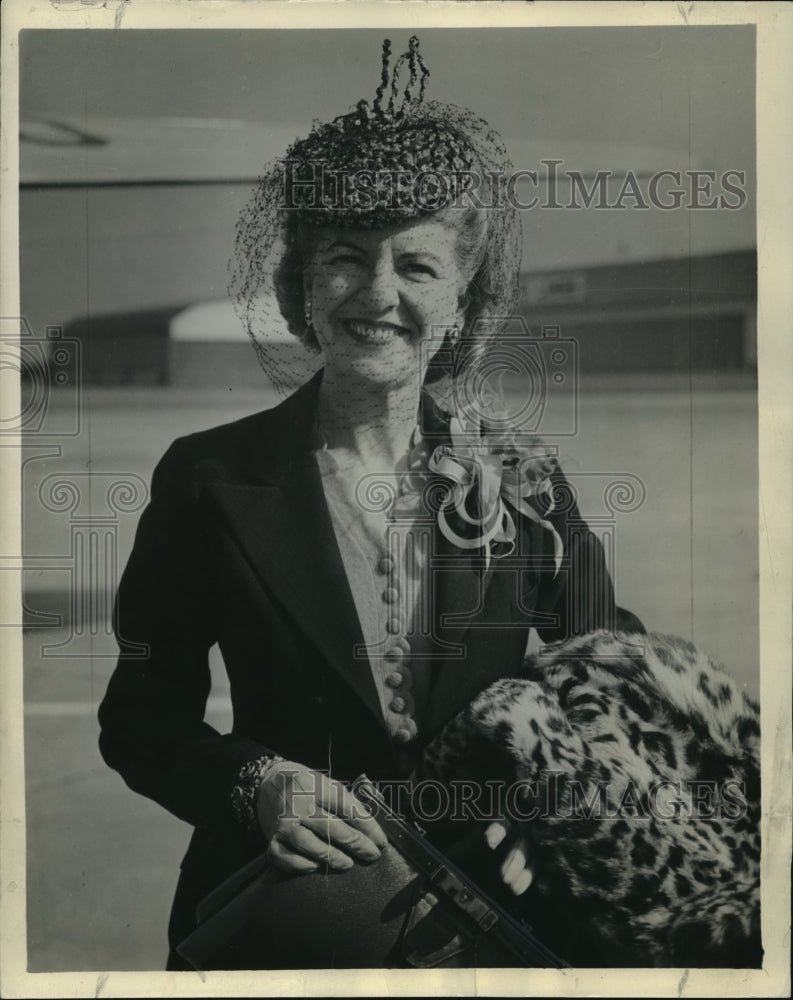 1944 Press Photo Mrs. Mark Clark photographed in Milwaukee - mja75789
