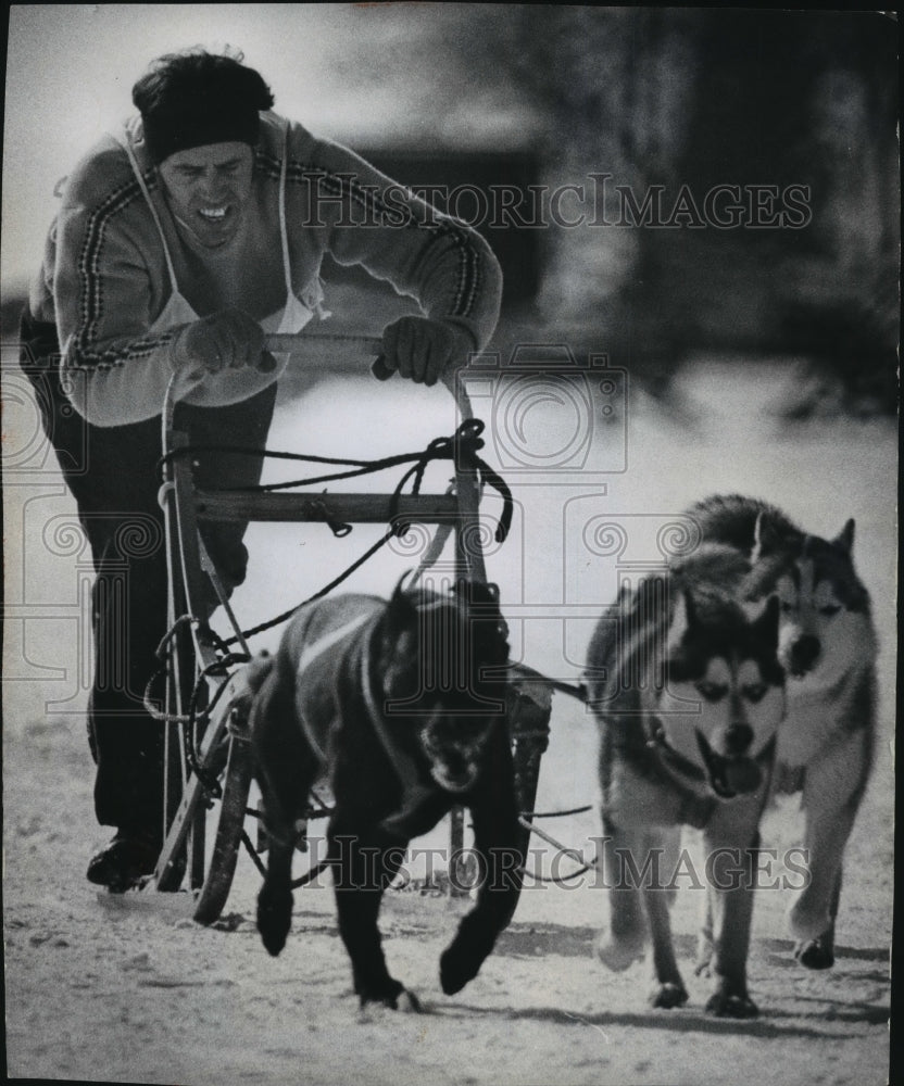 1975 Press Photo Tom Augustine Races Sled Dog Team at Green Lake Winter Festival- Historic Images