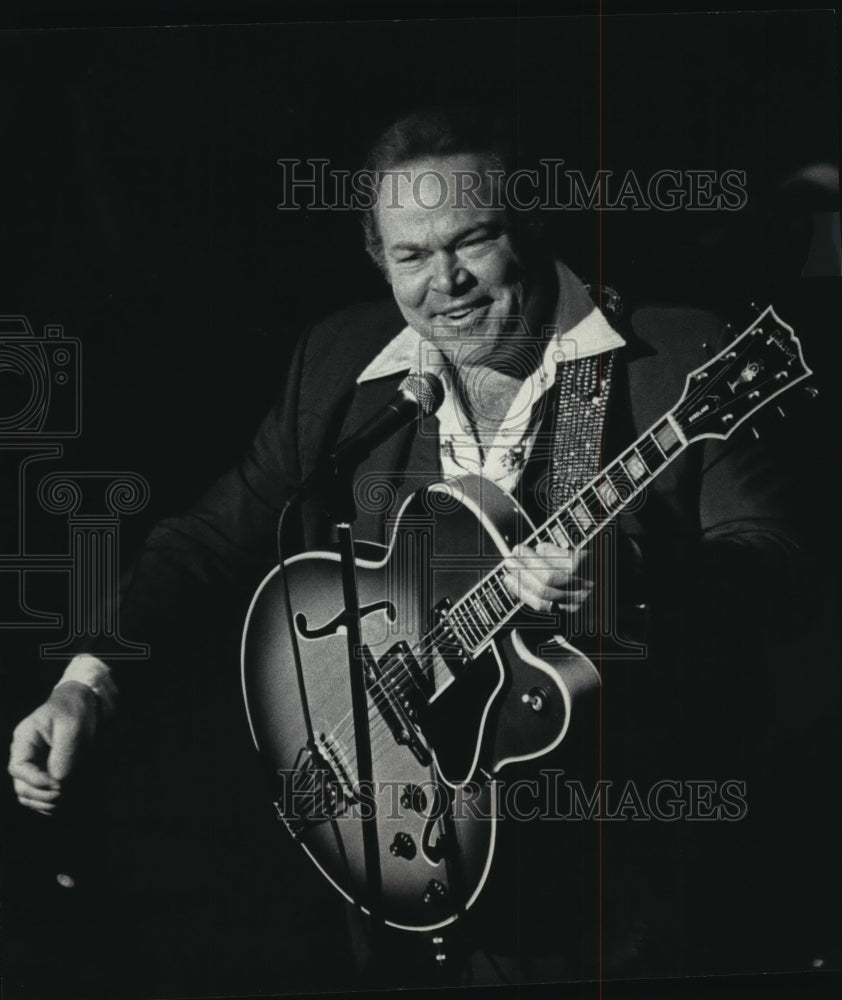 1985 Press Photo Roy Clark Playing Guitar and Singing at The Riverside Theater- Historic Images