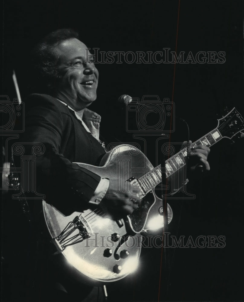 1985 Press Photo of Roy Clark Performing His Music on Stage at Riverside Theater- Historic Images