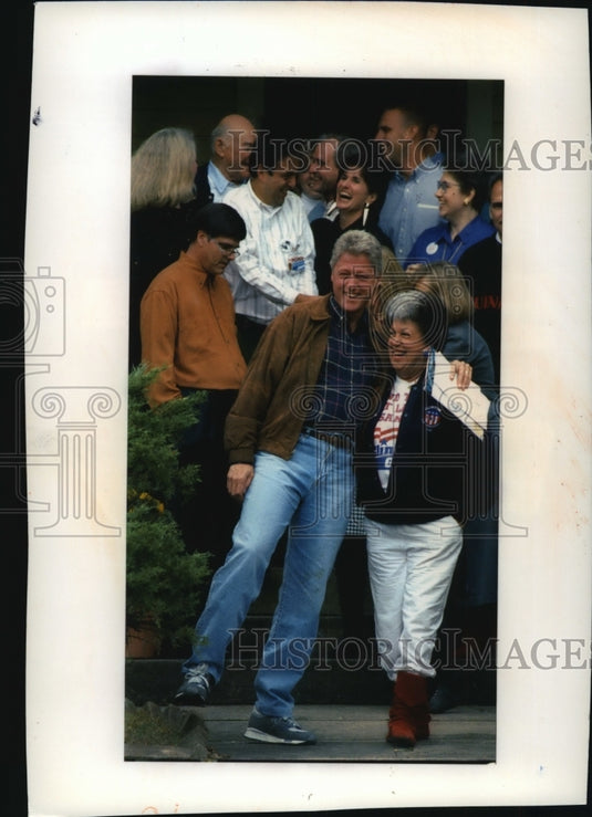1992 Press Photo President-elect Bill Clinton embraces his mother, Virgin Kelly- Historic Images