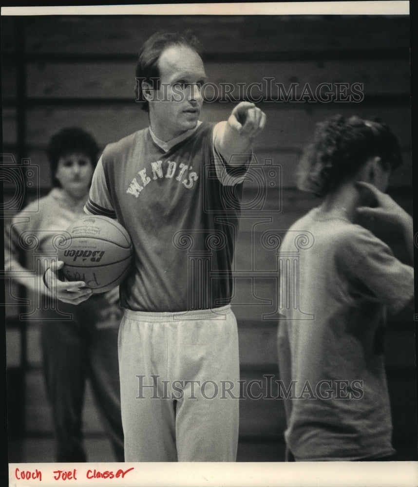 1986 Press Photo Joel Claassen Coaches Pius XI Girls Basketball - mja76244- Historic Images