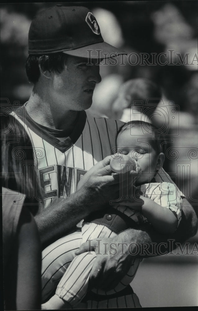 1985 Press Photo Milwaukee Brewer Bobby Clark and his Baby Daughter, Ashley- Historic Images