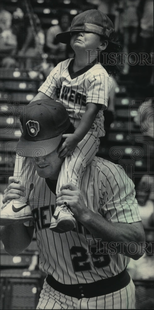 1984 Press Photo Milwaukee Brewer Bobby Clark and his Daughter - mja76268- Historic Images