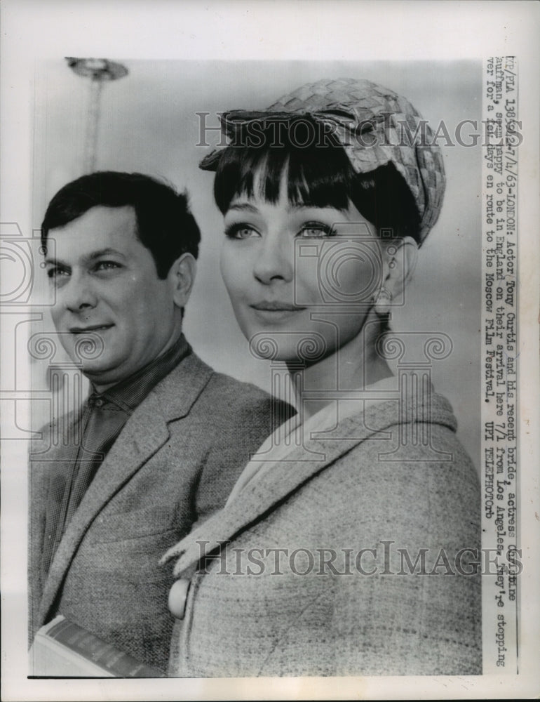 1963 Press Photo Actor Tony Curtis and Wife Christine Kauffman in London- Historic Images