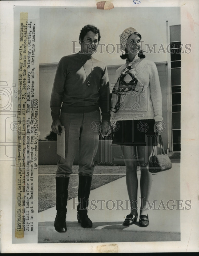 1968 Press Photo Actor Tony Curtis and Bride-To-Be Leslie Allen in California- Historic Images