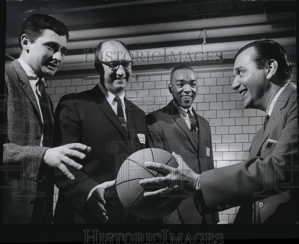 1966 Press Photo Coach Ray Krzoska at the University of Wisconsin in Milwaukee- Historic Images