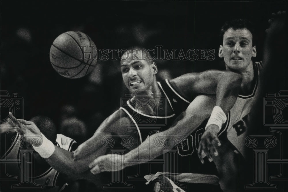 1988 Press Photo Larry Krystkowiak Reaches for the Ball from Kevin Duckworth- Historic Images