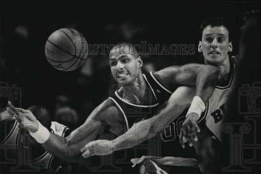 1988 Press Photo Larry Krystkowiak Reaches for the Ball from Kevin Duckworth- Historic Images