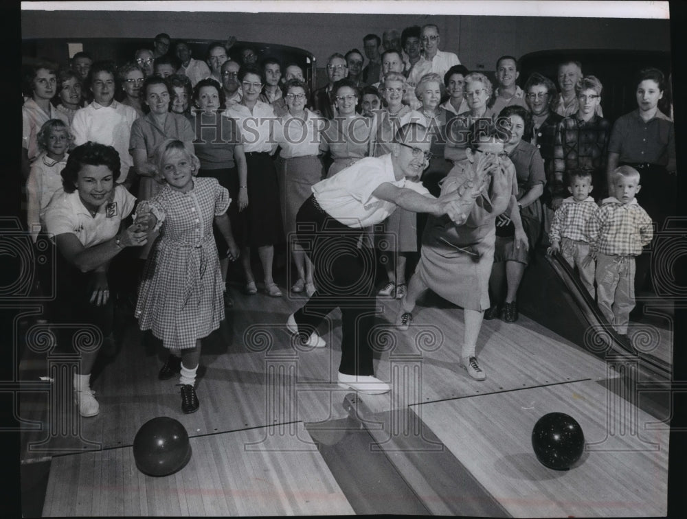 1962 Press Photo Paul Krumske in a &quot;Learn to Bowl Week&quot; Program in Milwaukee- Historic Images