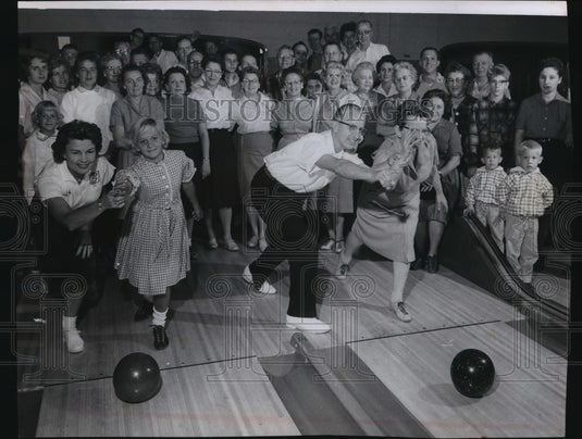 1962 Press Photo Paul Krumske in a "Learn to Bowl Week" Program in Milwaukee- Historic Images