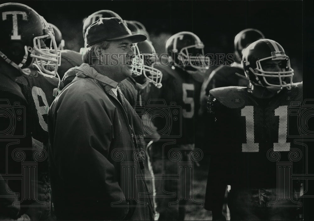 1988 Press Photo Coach Tom Konowalski and his Football Team against Washington- Historic Images