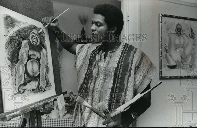 Load image into Gallery viewer, 1978 Press Photo Gerald Duane Coleman works on one of his gorilla paintings
