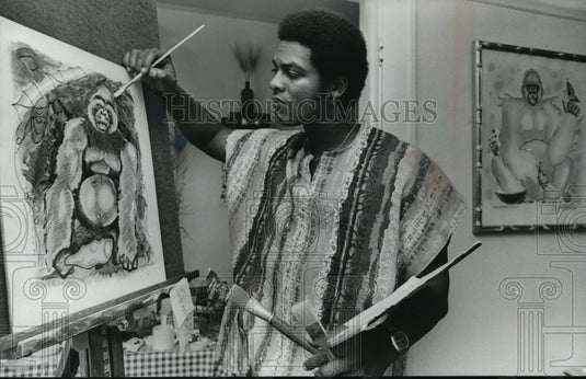 1978 Press Photo Gerald Duane Coleman works on one of his gorilla paintings