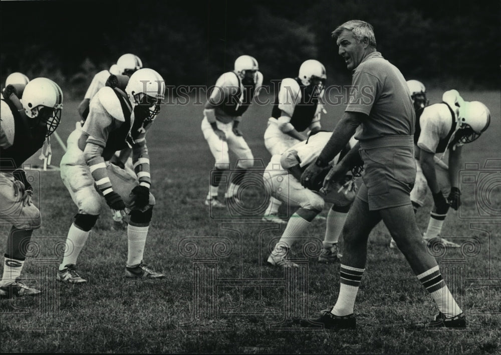 1987 Press Photo Football Coach Kip Kramer directs his Grafton team in practice- Historic Images