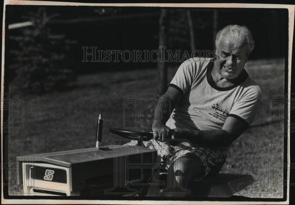 1977 Press Photo John L. Doyne mowed his Greenfield lawn after day of interviews- Historic Images