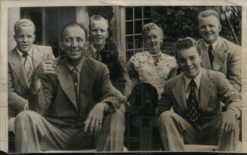 1952 Press Photo Bing Crosby and family at home in Beverly hills, California- Historic Images