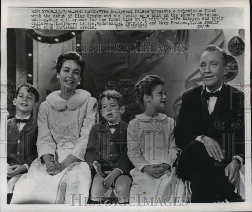 1966 Press Photo Bing Crosby with Kathryn and children for The Hollywood Palace- Historic Images