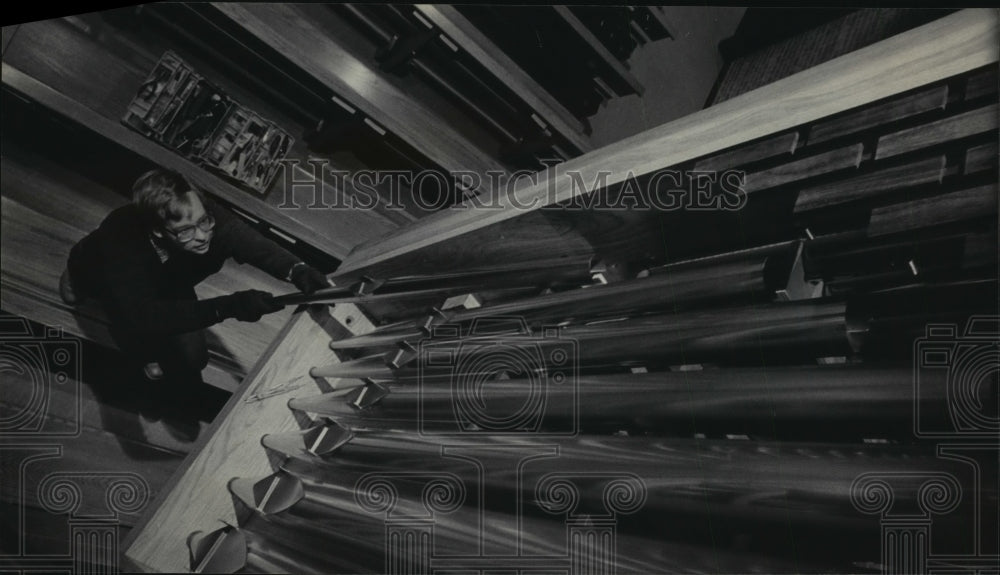 1985 Press Photo Gary Foxe replaced an octave pipe in the Menomonee Falls organ - Historic Images