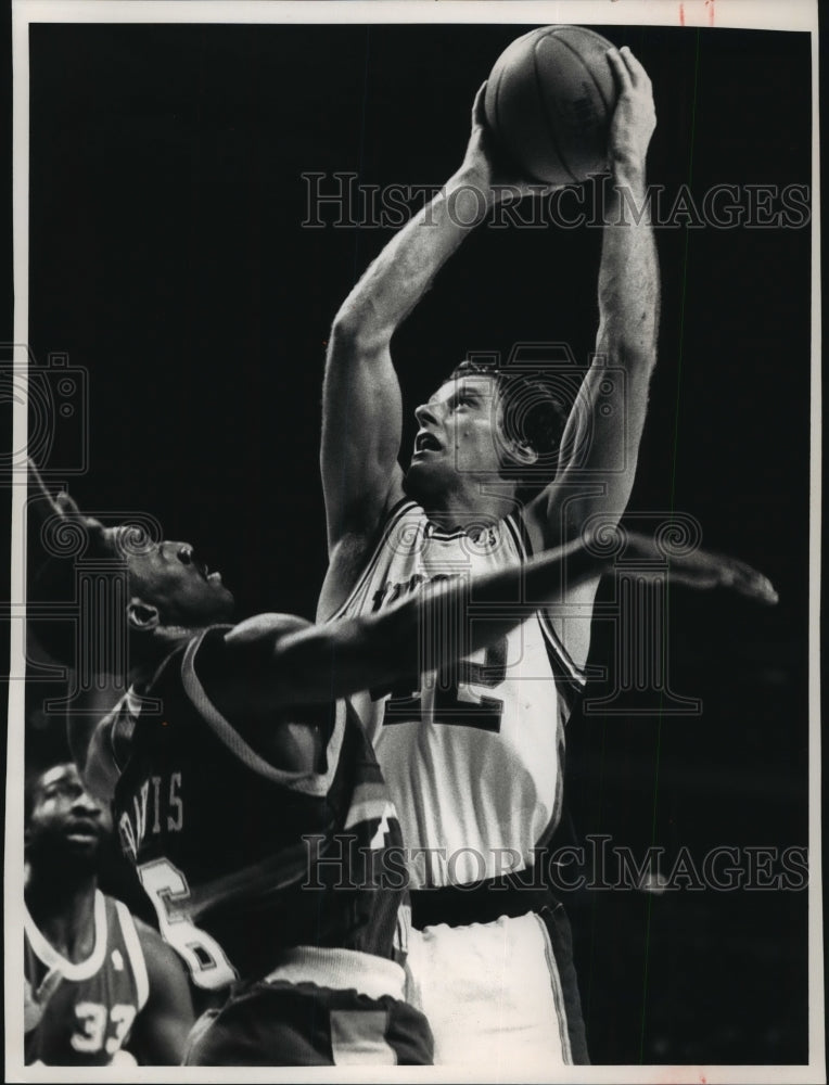 1989 Press Photo Basketball player Larry Krystkowiak of the Bucks shoots- Historic Images
