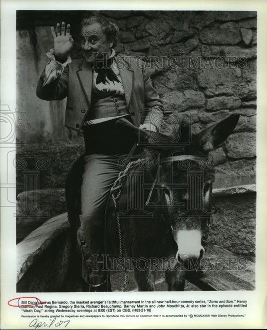 1983 Press Photo Playing Zorro's Manservant In "Zorro And Son" Is Bill Dana- Historic Images
