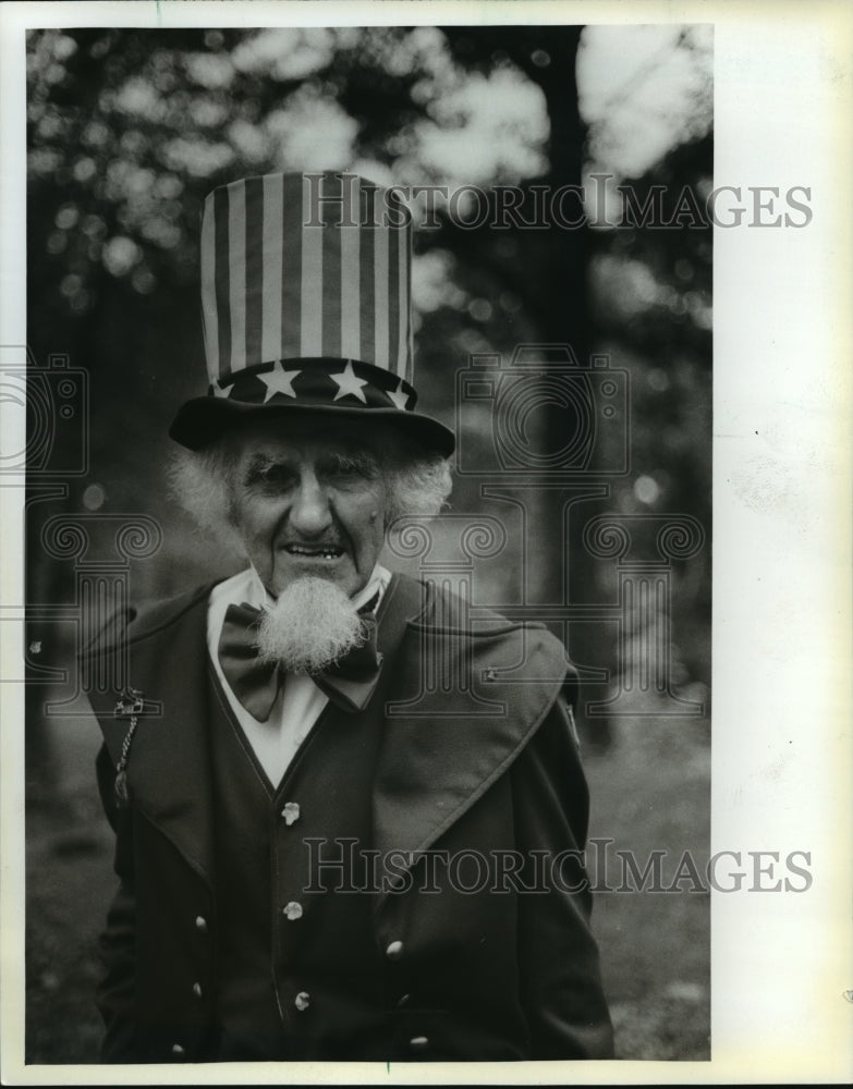 1982 Press Photo Henry Dana, Sarona&#39;s Uncle Sam - mja77156- Historic Images