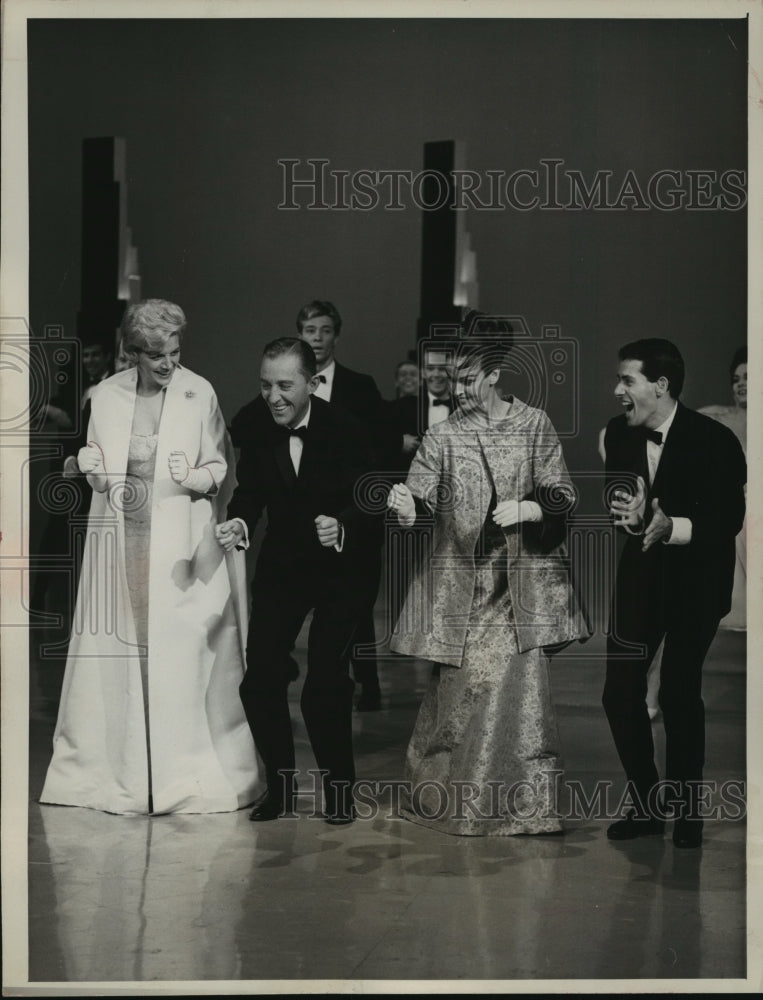 1964 Press Photo Bing Crosby and wife with Rosemary Clooney and Peter Gennaro- Historic Images