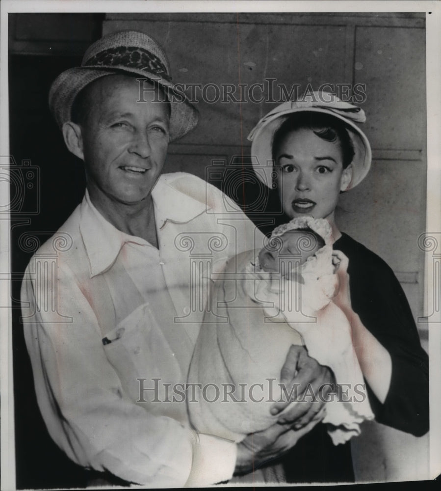 1959 Press Photo Bing Crosby and wife Kathy holding newborn Mary Frances