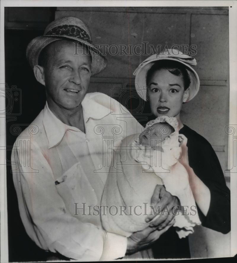 Load image into Gallery viewer, 1959 Press Photo Bing Crosby and wife Kathy holding newborn Mary Frances
