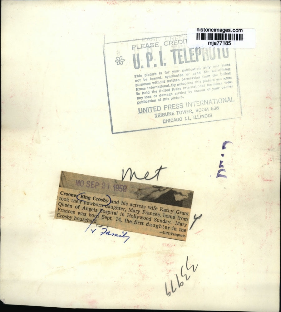 1959 Press Photo Bing Crosby and wife Kathy holding newborn Mary Frances