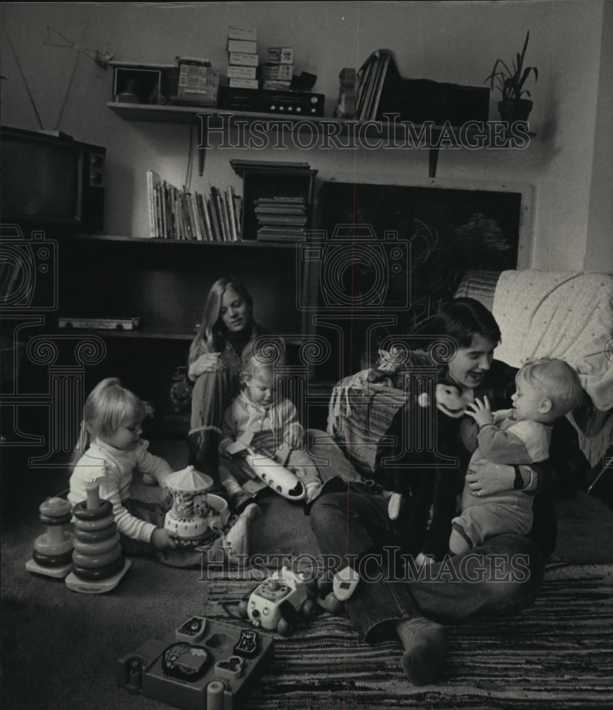 1986 Press Photo Child care workers play with children, Madison&#39;s Respite Center- Historic Images