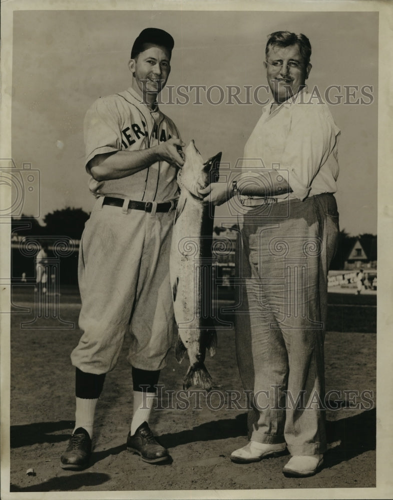 1940 Press Photo Baseball player first baseman Ray Krzoska holds a fish- Historic Images