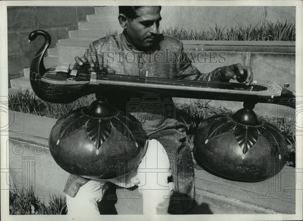 1964 Press Photo The Fairly New Indian Musical Instrument Vichitra Veena- Historic Images