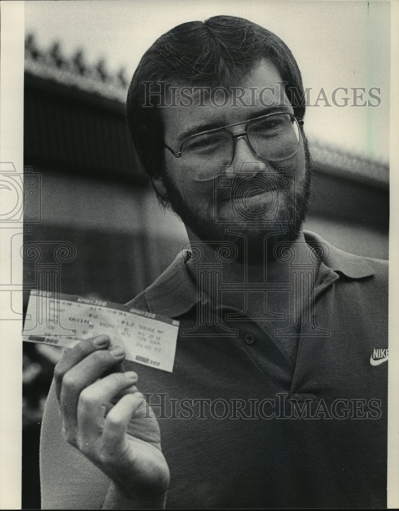 1985 Press Photo Charles Munyon of Platteville with winning ticket at dog races- Historic Images