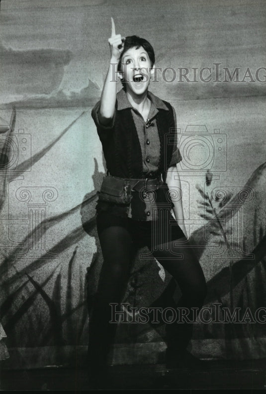 1982 Press Photo Karyn Cole Performs on Stage as "Peter Pan" In Broadway Musical- Historic Images
