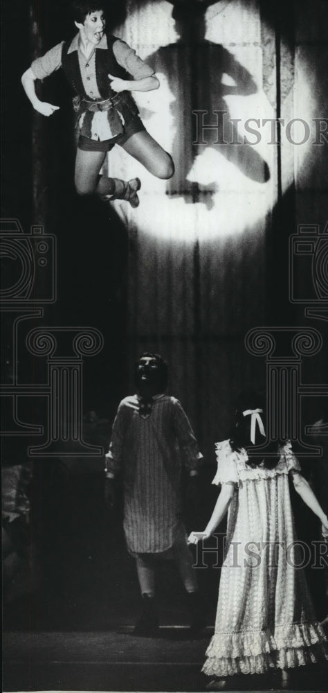 1982 Press Photo Karyn Cole Flew over the Stage As "Peter Pan" In Uilhen Hall- Historic Images